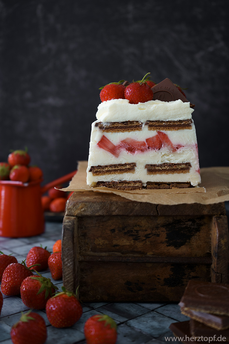 Joghurt Semifreddo mit Erdbeeren und Haselnusscreme-Waffeln