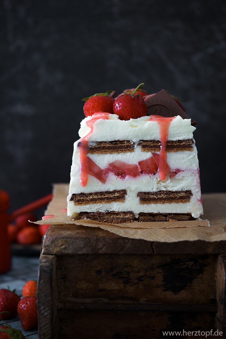 Joghurt Semifreddo mit Erdbeeren und Haselnusscreme-Waffeln