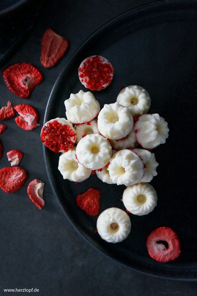 Joghurt-Vanille-Eiskonfekt mit getrockneten Erdbeeren