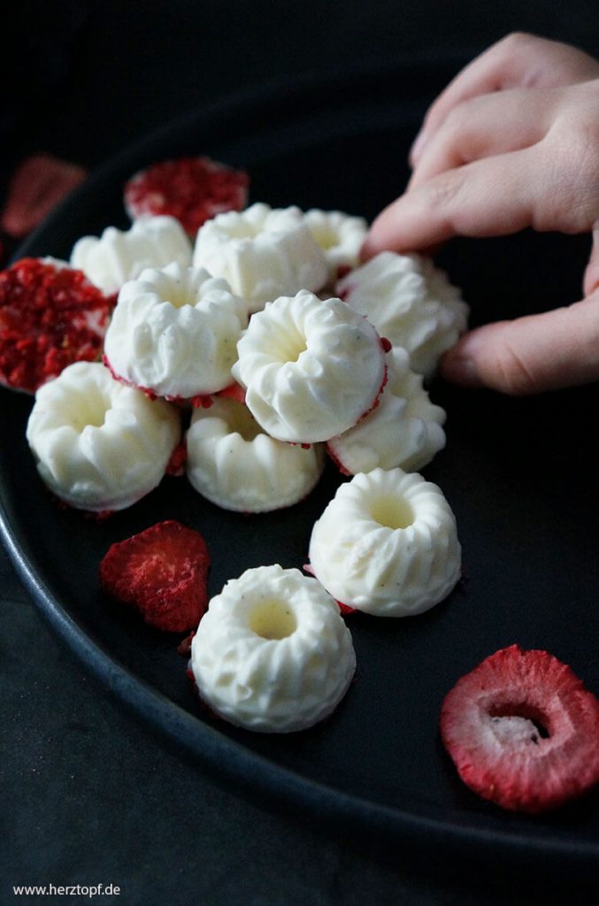 Joghurt-Vanille-Eiskonfekt mit getrockneten Erdbeeren