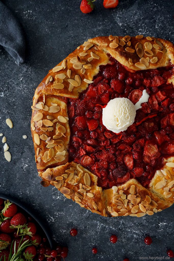 Johannisbeer-Erdbeer Galette mit Vanille Eis