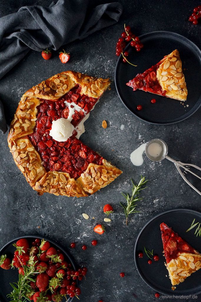 Johannisbeer-Erdbeer Galette mit Vanille Eis | zuckerliebelei