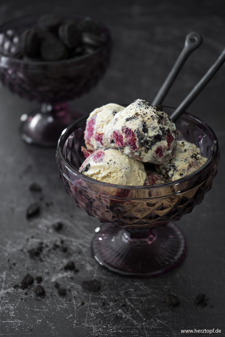 Kaffee Eis mit Oreo und Kirschen