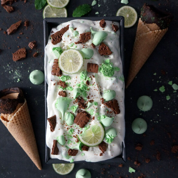 Key Lime Pie Eis mit Minz-Baiser und Kakaokeksen