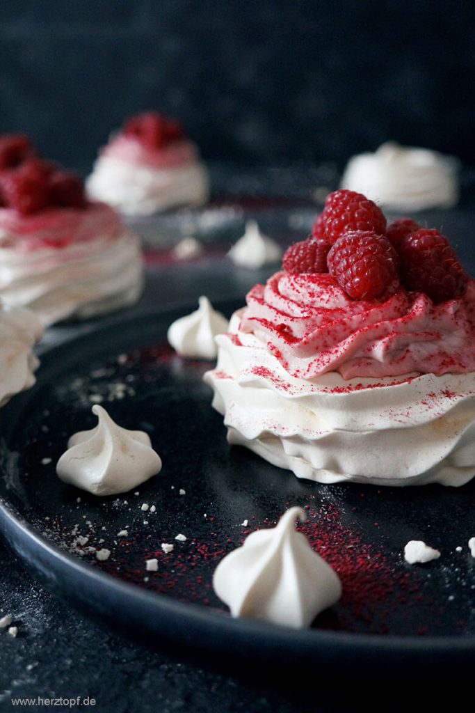 Kleine Pavlova Törtchen mit Himbeer Curd