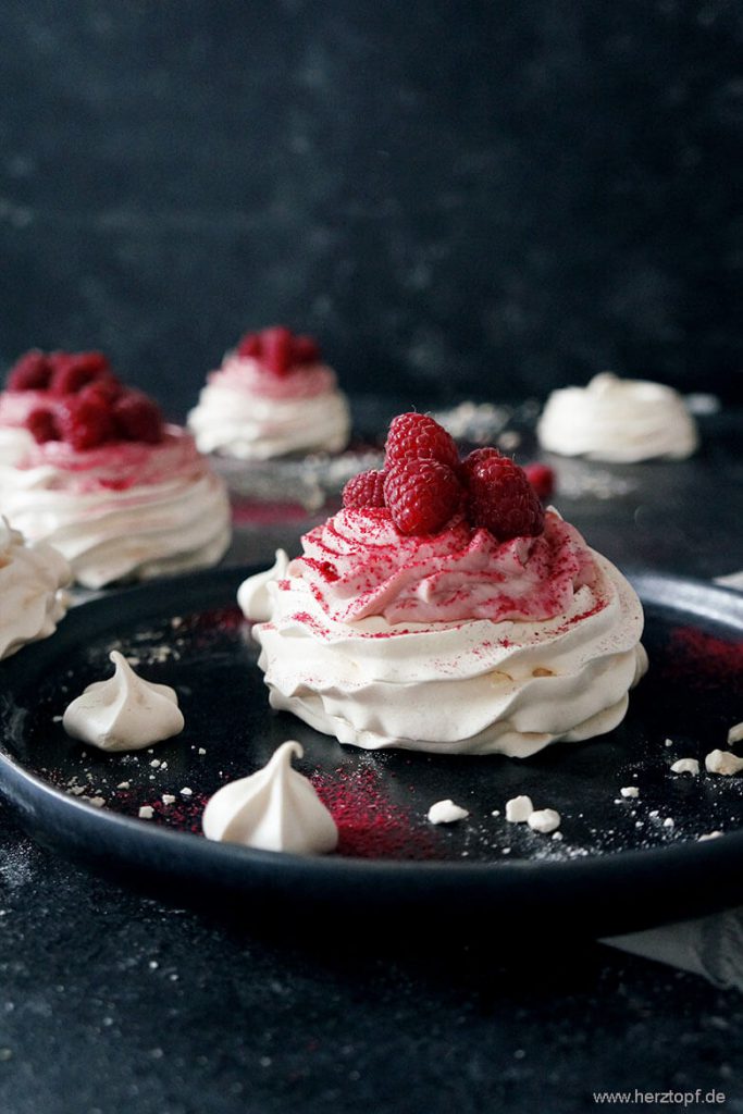 Kleine Pavlova Törtchen mit Himbeer Curd