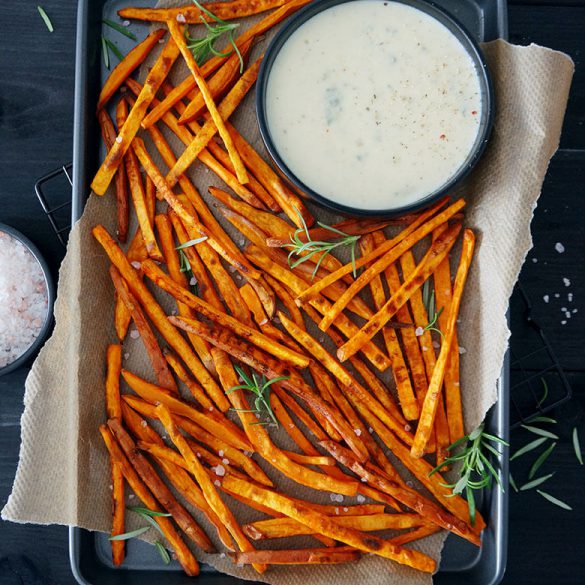 Knusprige Süßkartoffel Pommes aus dem Ofen mit cremigem Gorgonzola Dip