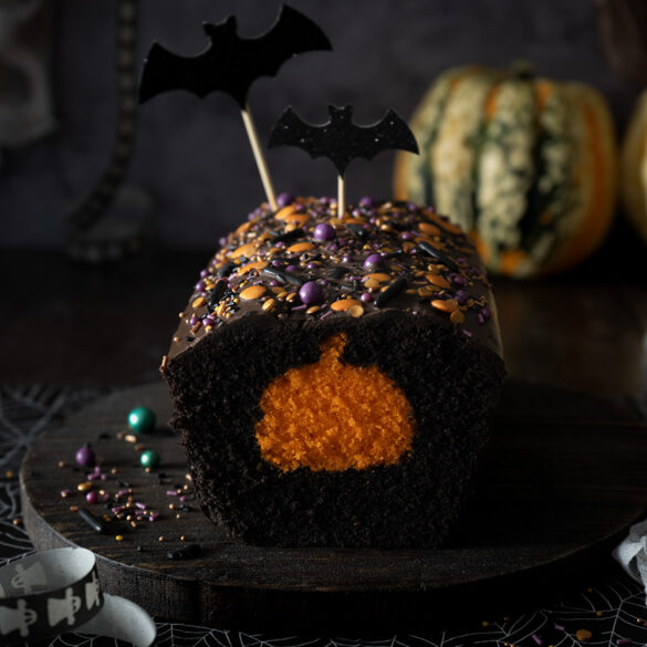 Halloween Surprise Cake | Kürbis Schokoladenkuchen mit verstecktem Kürbis