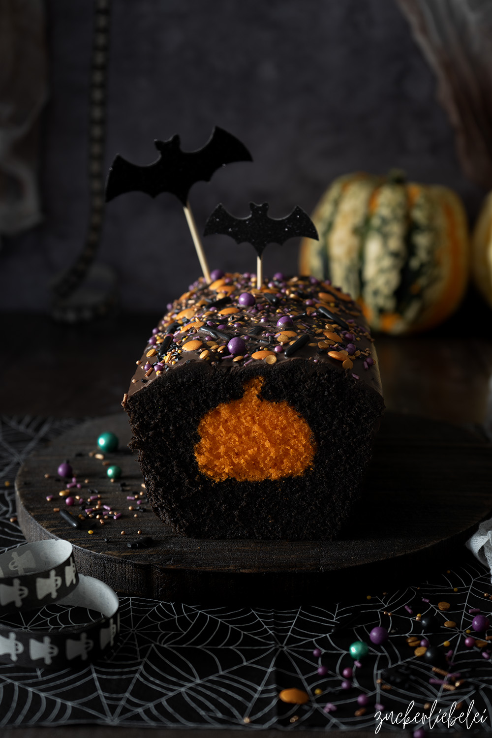 Halloween Surprise Cake  | Kürbis Schokoladenkuchen mit verstecktem Kürbis