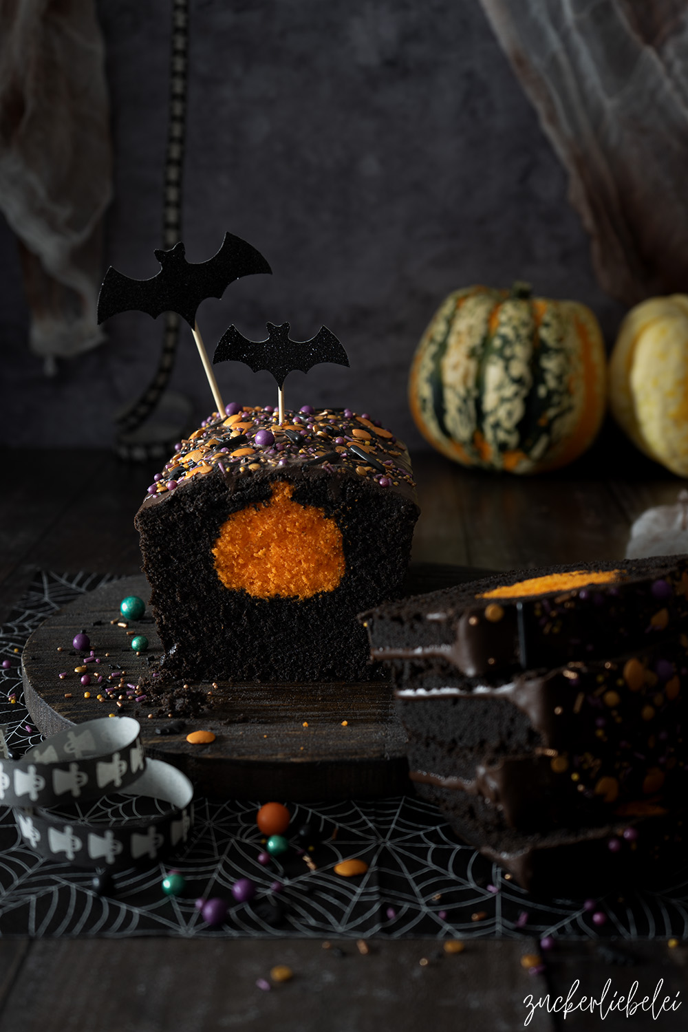 Halloween Surprise Cake  | Kürbis Schokoladenkuchen mit verstecktem Kürbis