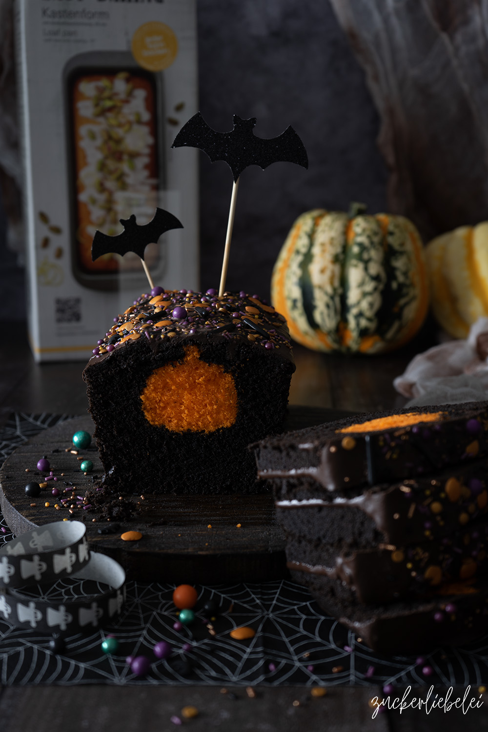 Halloween Surprise Cake  | Kürbis Schokoladenkuchen mit verstecktem Kürbis