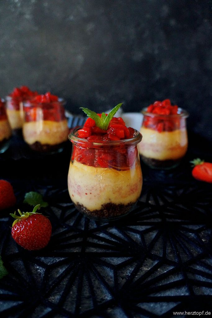 Käsekuchen Dessert im Glas mit Amaretto-Erdbeeren und Nuss-Nougat Knusperboden