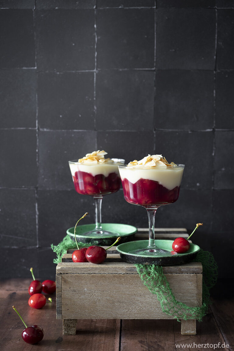 Warmer Kokospudding mit Kirschen | zuckerliebelei