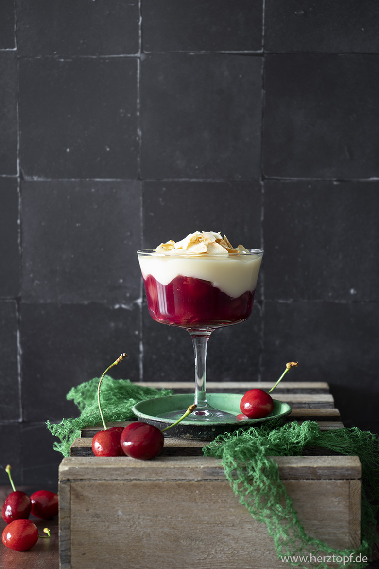 Warmer Kokospudding mit Kirschen