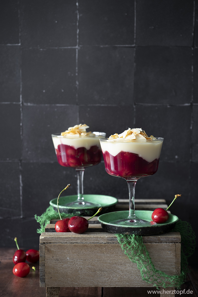 Warmer Kokospudding mit Kirschen