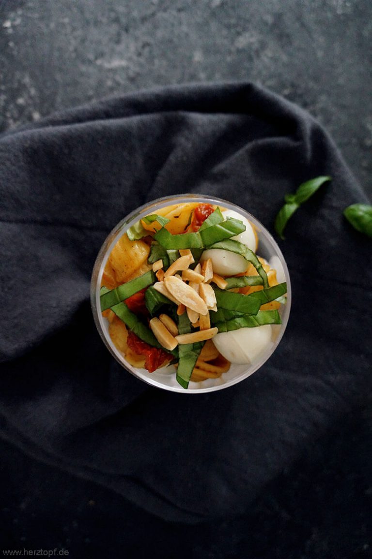 Lauwarmer Nudelsalat im Glas - mit getrockneten Tomaten, Mini ...