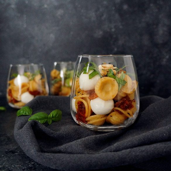 Lauwarmer Nudelsalat im Glas - mit getrockneten Tomaten, Mini Mozzarella, Basilikum und gerösteten Mandeln