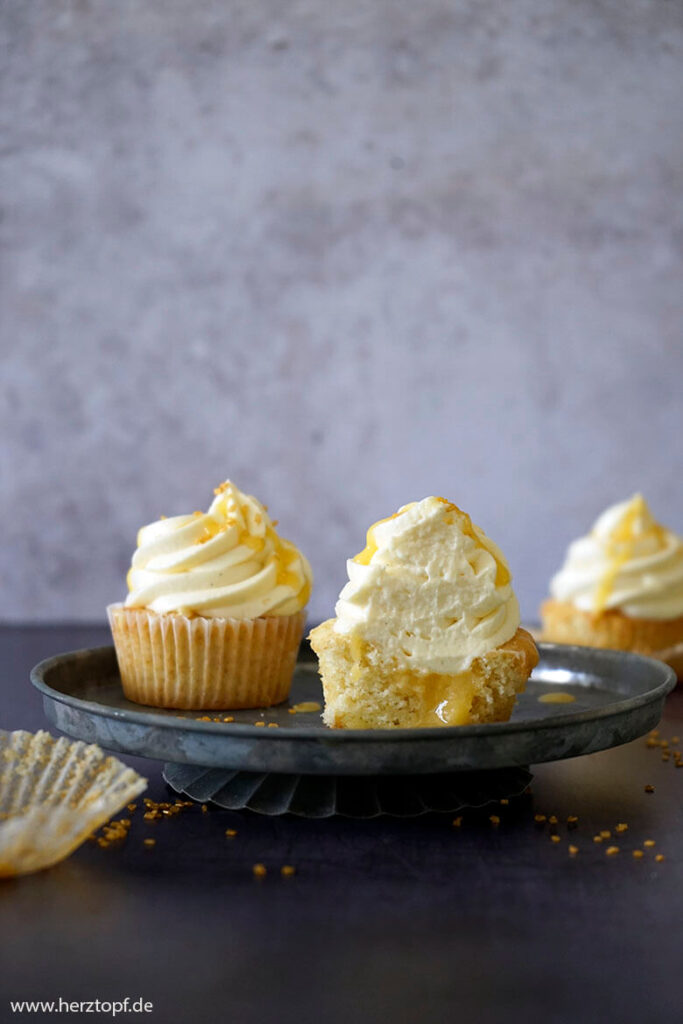 Lemon Curd Cupcakes mit flüssigem Kern