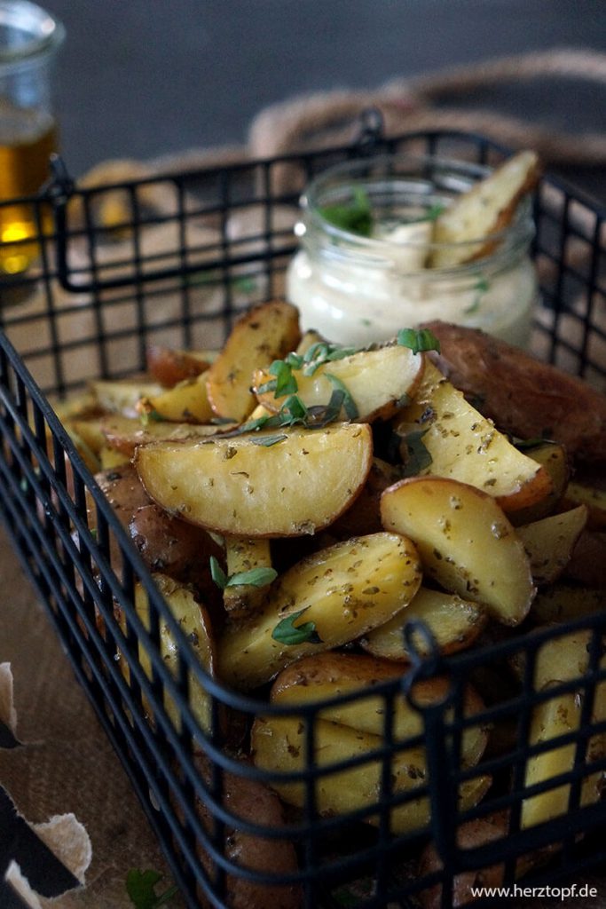 Majoran Kartoffel-Spalten mit einem Kefir-Frischkäse-Curry Dip