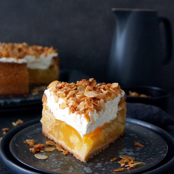 Mama's Apfel-Torte mit Weißwein und karamellisierten Mandeln