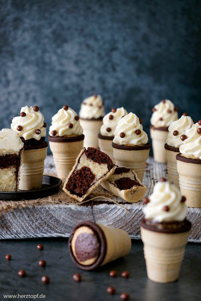 Marmor Cupcakes im Eisbecher mit Vanille-Frischkäse-Frosting