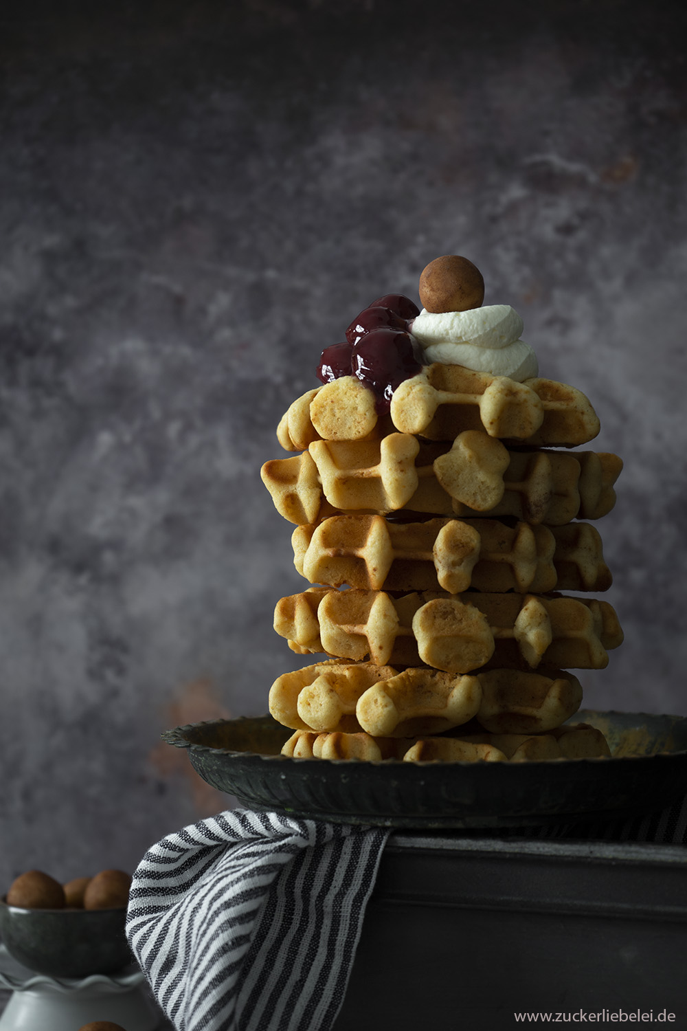 Marzipan Waffeln mit Glühweinkirschen | zuckerliebelei