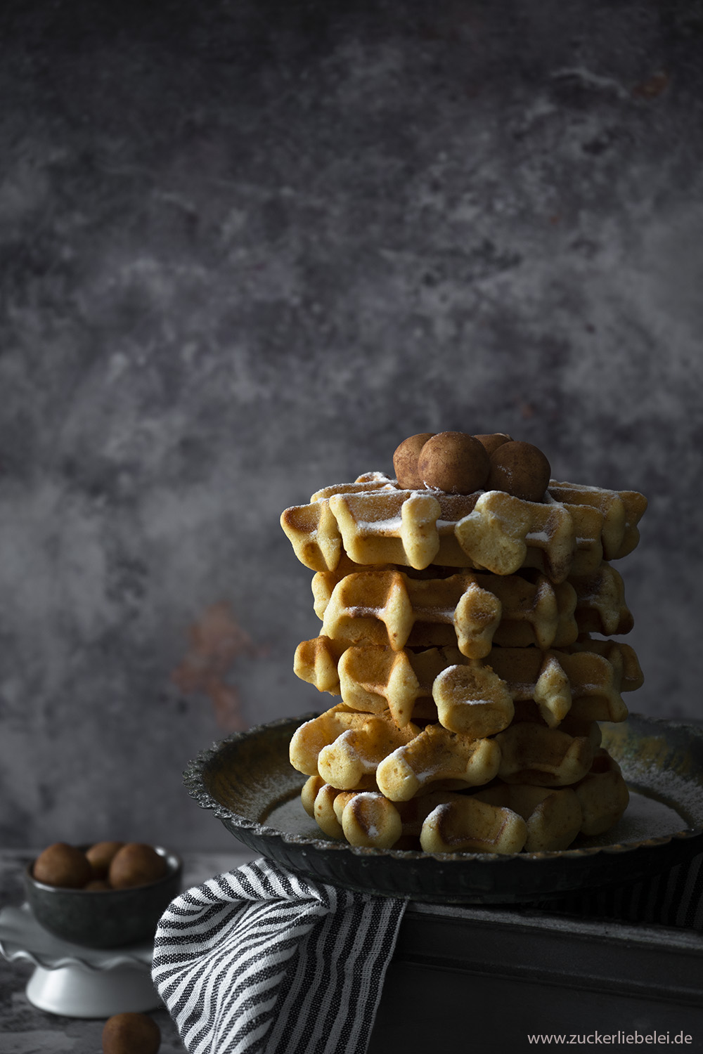 Marzipan Waffeln mit Glühweinkirschen | zuckerliebelei