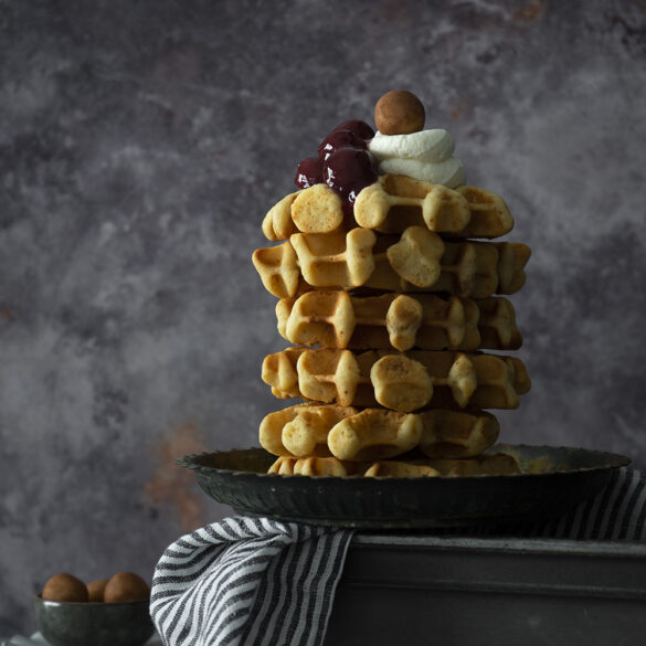 Marzipan Waffeln mit Glühweinkirschen