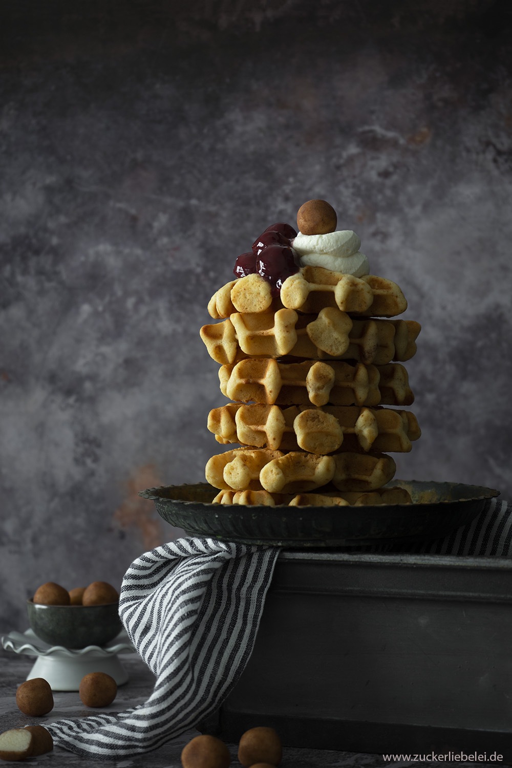 Marzipan Waffeln mit Glühweinkirschen