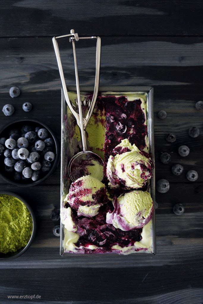 Matcha-Eis mit ofengebackenen Honig-Blaubeeren - ohne Eismaschine