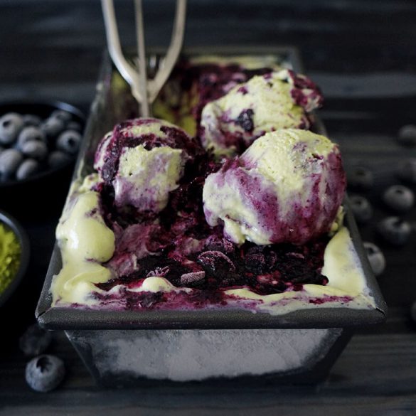 Matcha-Eis mit ofengebackenen Honig-Blaubeeren - ohne Eismaschine