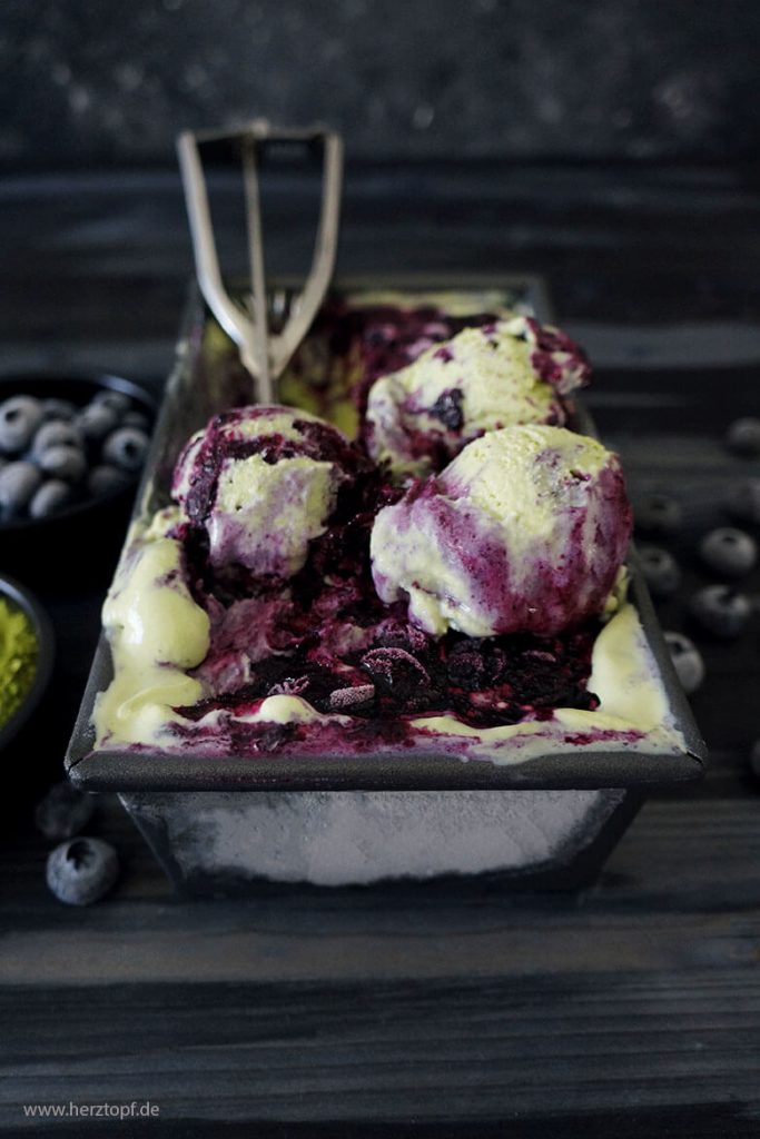 Matcha-Eis mit ofengebackenen Honig-Blaubeeren - ohne Eismaschine