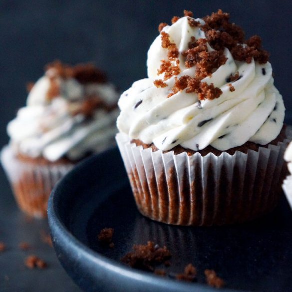 Maulwurf Cupcakes mit Bananenfüllung und Schokoladen-Streusel-Creme (Werbung unbezahlt)