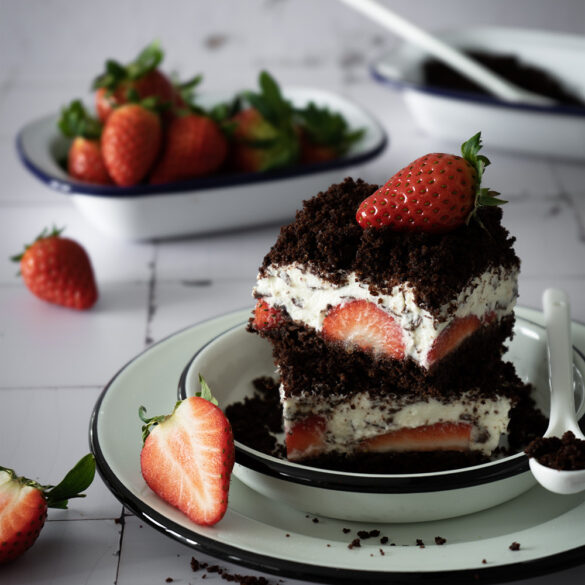 Maulwurfkuchen vom Blech mit Erdbeeren