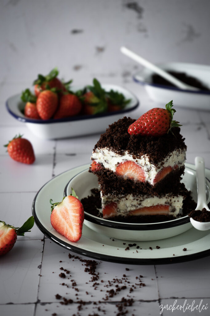 Maulwurfkuchen vom Blech mit Erdbeeren