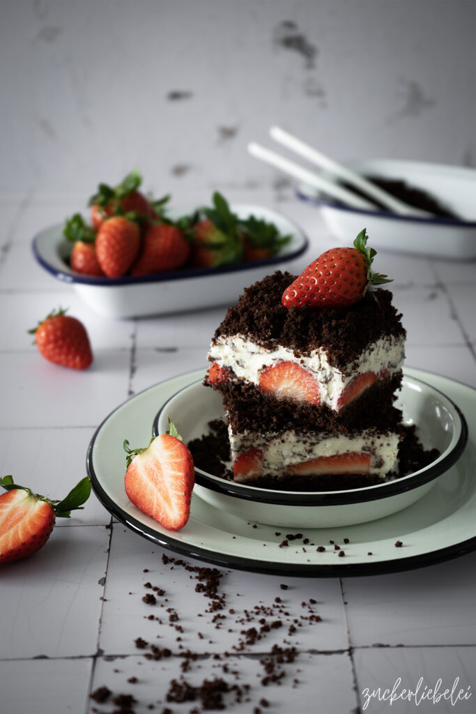 Maulwurfkuchen vom Blech mit Erdbeeren