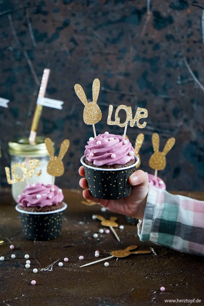 Mia's Geburtstags-Cupcakes mit Schokolade und Brombeer-Tonkabohnen-Topping