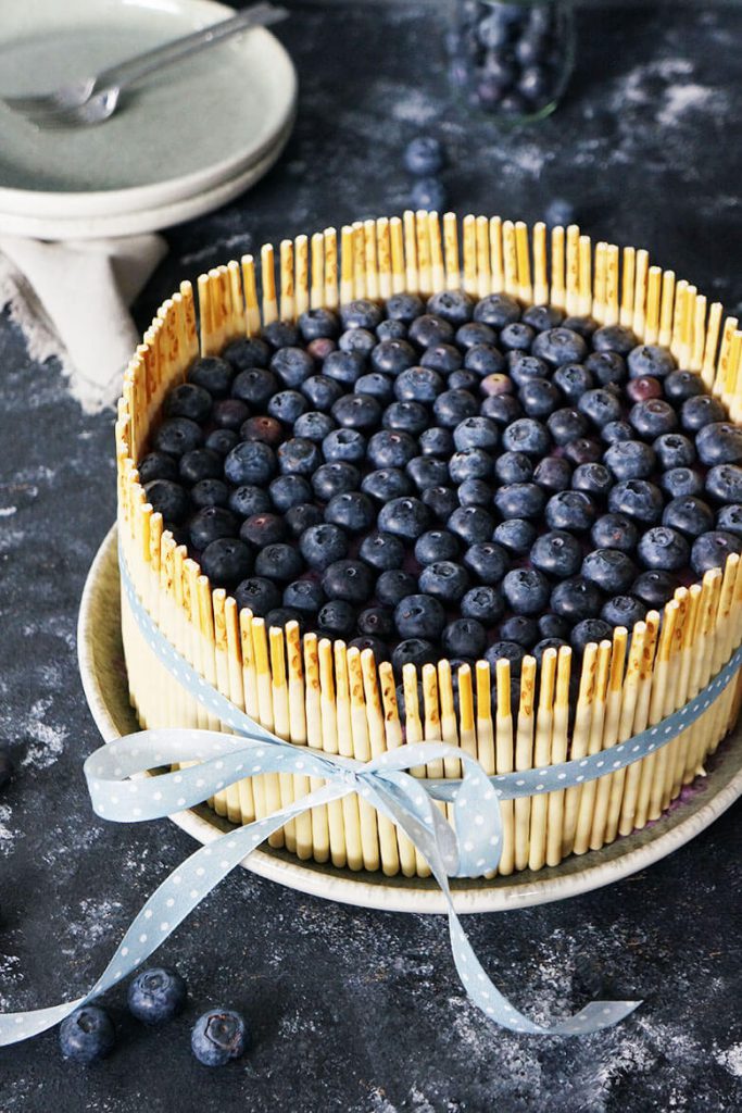 Mikado-Blaubeer Torte mit Knusperboden