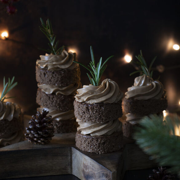 Mini Haselnuss-Lebkuchen-Törtchen mit Nougat-Creme