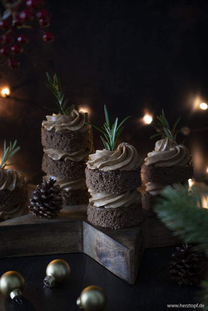 Mini Haselnuss-Lebkuchen-Törtchen mit Nougat-Creme