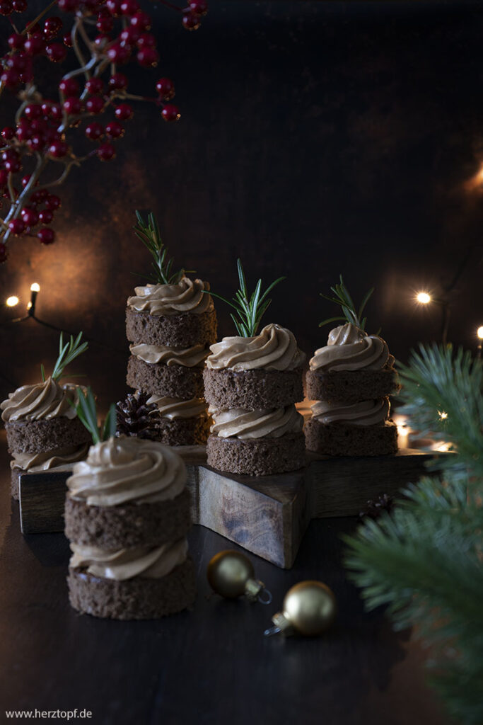 Mini Haselnuss-Lebkuchen-Törtchen mit Nougat-Creme