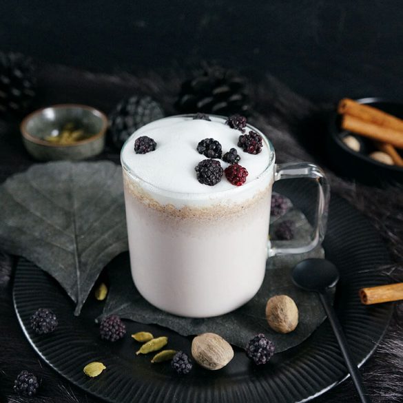 Moon Milk mit Brombeer-Lavendel-Sirup