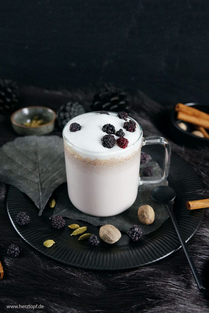 Moon Milk mit Brombeer-Lavendel-Sirup