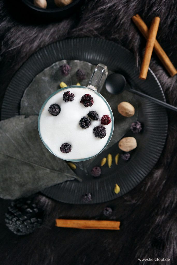 Moon Milk mit Brombeer-Lavendel-Sirup