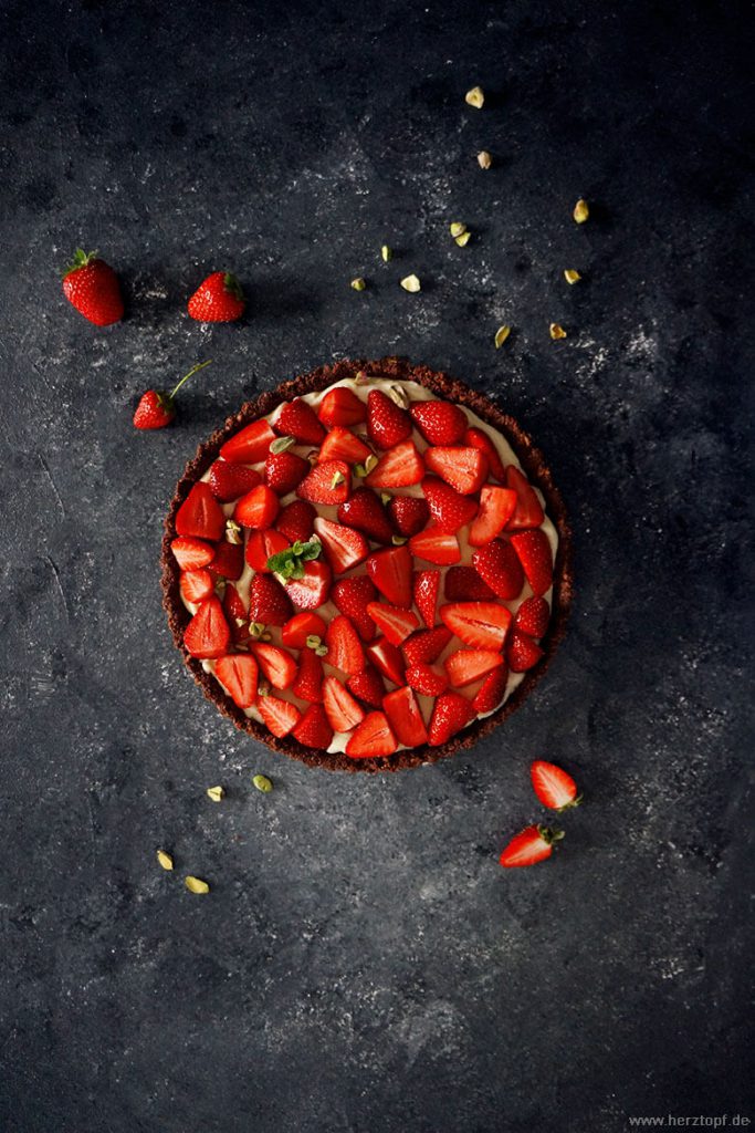 No Bake Erdbeer Tarte mit Schoko-Knusperboden, Vanillepudding-Creme und Pistazien