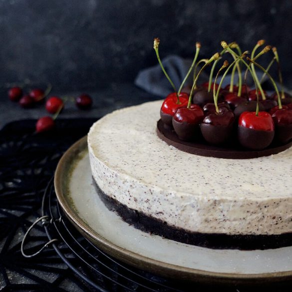 No Bake Philadelphia-Mohn Torte mit Oreo-Boden und Kirschen