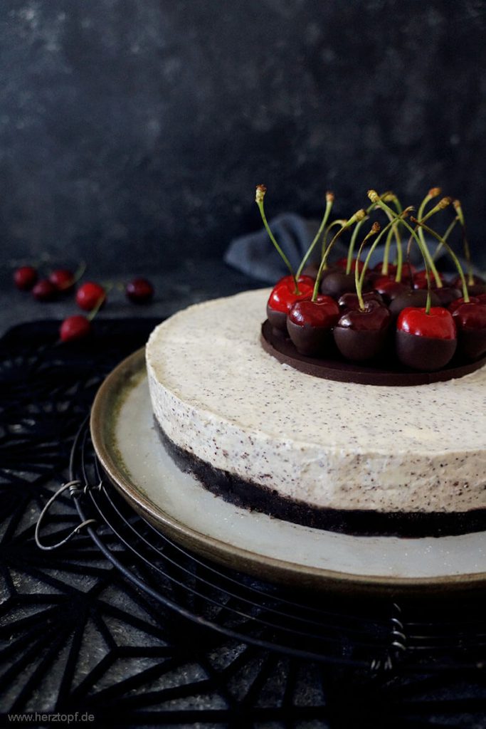 No Bake Philadelphia-Mohn Torte mit Oreo-Boden und Kirschen