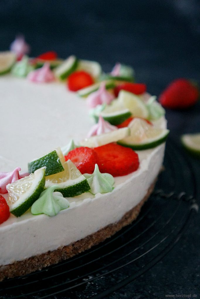 No Bake Philadelphia Torte mit Limetten und Erdbeer-Fruchteinlage | Kühlschranktorte