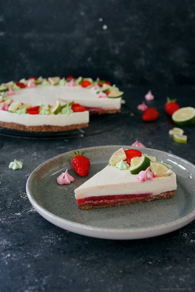 No Bake Philadelphia Torte mit Limetten und Erdbeer-Fruchteinlage | Kühlschranktorte