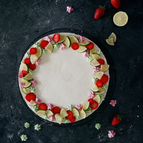 No Bake Philadelphia Torte mit Limetten und Erdbeer-Fruchteinlage | Kühlschranktorte
